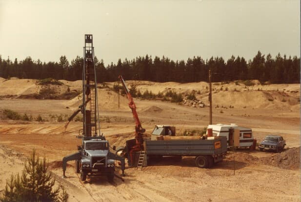 Drilling screen tube well with fully hydraulic drilling machinery developed by us in the 1980s.