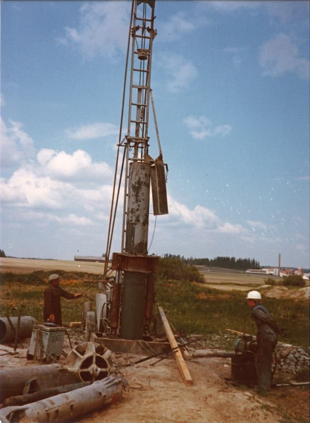 We used this kind of drill for well drilling until the year 1978.