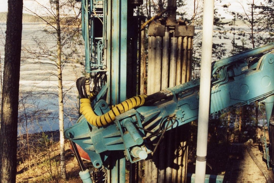 Extraction of iron and manganese from groundwater in soil